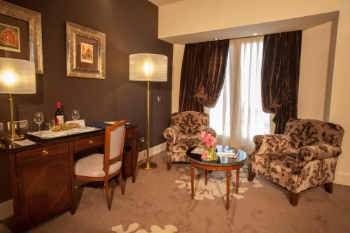 Junior Suite with Terrace - The Wellington Club image 10