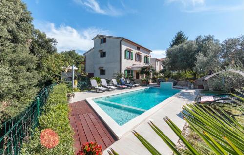  Beautiful home in Pula with 5 Bedrooms, WiFi and Outdoor swimming pool in Veli Vrh