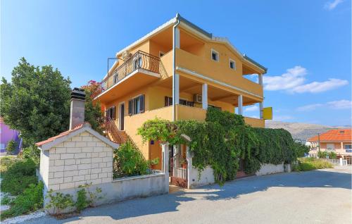 Cozy Apartment In Okrug Donji With Kitchen