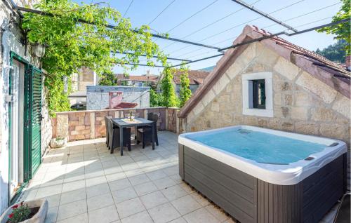 Gorgeous Home In Sinj With Jacuzzi