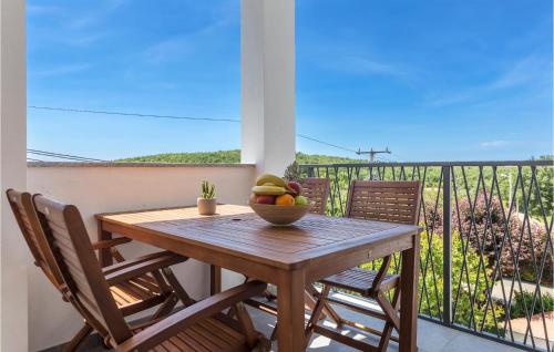 2 Bedroom Cozy Apartment In Porec