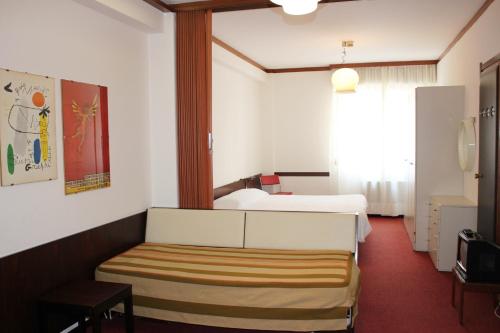 1 queen bed, 3 sofa beds
