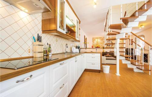 ห้องครัว, Cozy Home In Bregi With Wifi in เบรกี