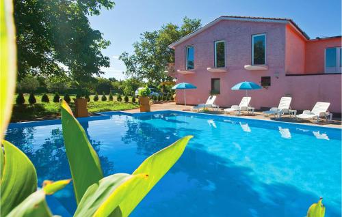  Beautiful apartment in Valtursko Polje with 2 Bedrooms, WiFi and Outdoor swimming pool in Pula
