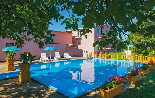  Beautiful apartment in Valtursko Polje with 2 Bedrooms, WiFi and Outdoor swimming pool in Pula