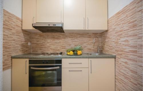 Gorgeous Apartment In Stari Grad With Kitchen