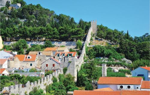 Gorgeous Apartment In Stari Grad With Kitchen