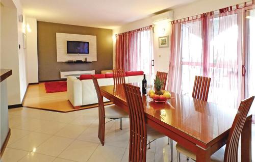  Amazing Apartment In Kastel Stafilic With Jacuzzi, Wifi And Outdoor Swimming Pool in Kaštela