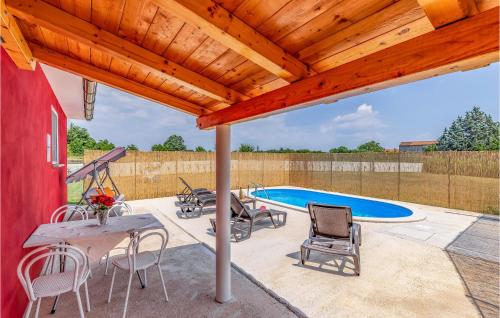 Peldbaseins, One-Bedroom Holiday Home In Hreljici in Hreljici