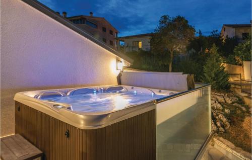 Pezsgőfürdő, Beautiful Home In Pjescana Uvala in Pješčana Uvala