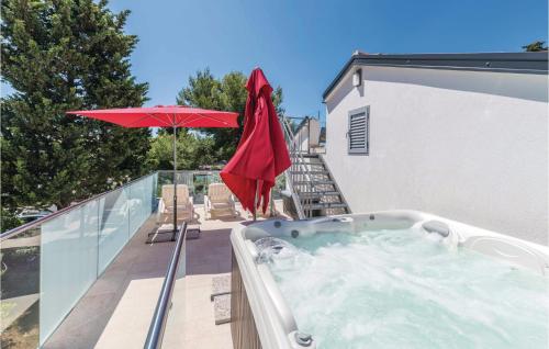 Úszómedence, Beautiful Home In Pjescana Uvala in Pješčana Uvala