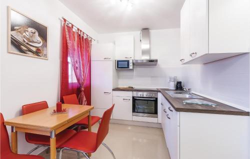 Beautiful Apartment In Fondole With Kitchen