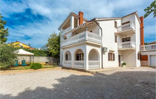 2 Bedroom Awesome Apartment In Omisalj - Location saisonnière - Omišalj