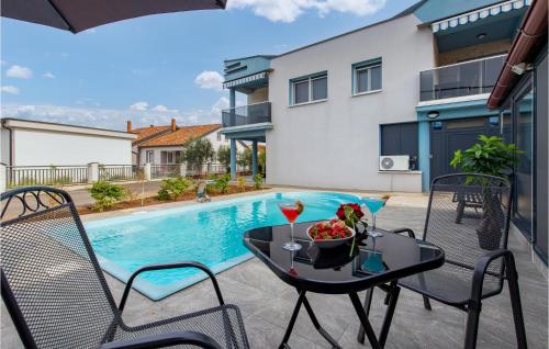  Amazing apartment in Vrh with 1 Bedrooms, WiFi and Outdoor swimming pool, Pension in Vrh