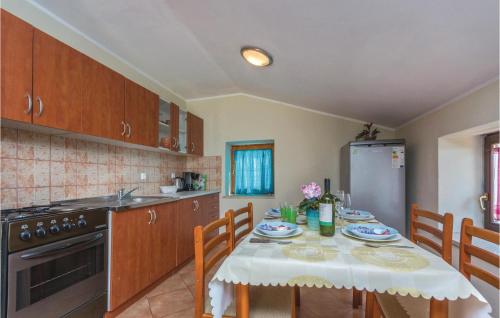 virtuve, Two-Bedroom Apartment In Veli Jezenj in Veli Jezenj