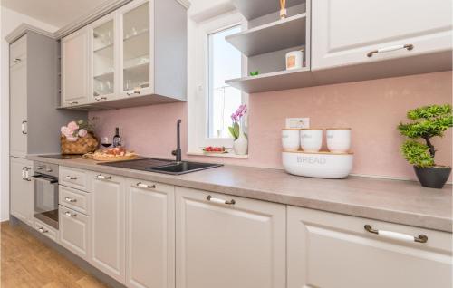 virtuve, Lovely Home In Sikovo in Sikovo