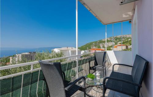  Two-Bedroom Apartment with Sea View in Makarska, Pension in Makarska