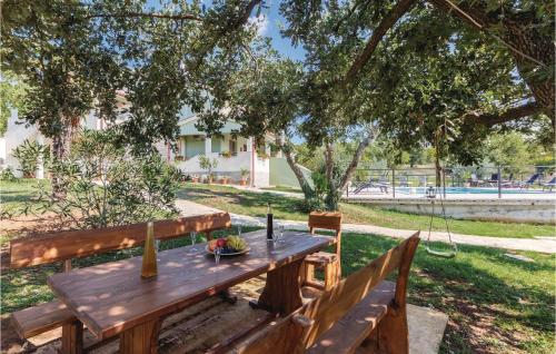  Beautiful apartment in Kanfanar with 3 Bedrooms, WiFi and Outdoor swimming pool in Kanfanar