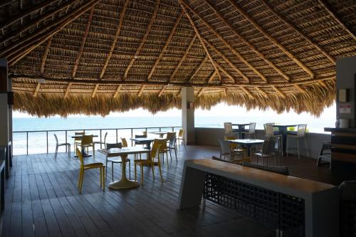 Restaurant, Casa de Mar Hotel And Villas in La Libertad