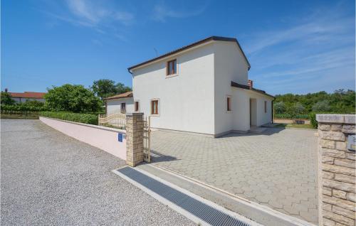 Lovely Home In Kmacici With Kitchen