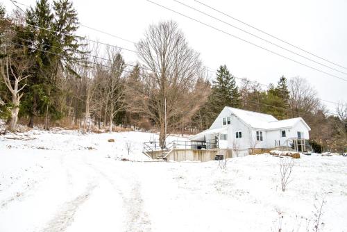 Newfield Hillside Home, minutes from Ithaca
