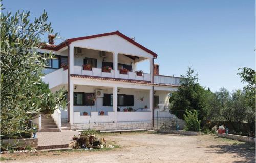 Beautiful Apartment In Peruski With Kitchen - Peruški