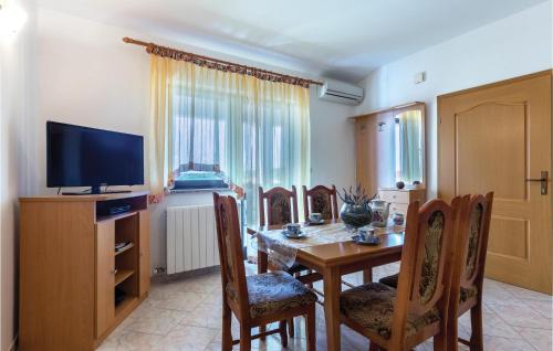 Beautiful Apartment In Peruski With Kitchen