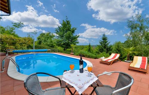 Bazen, Stunning Home In Petrinja With 2 Bedrooms, Wifi And Outdoor Swimming Pool in Petrinja
