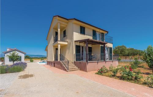 Amazing Home In Pakovo Selo With Kitchen