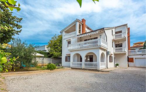  Amazing apartment in Omisalj with 2 Bedrooms and WiFi, Unterkunft in Omišalj