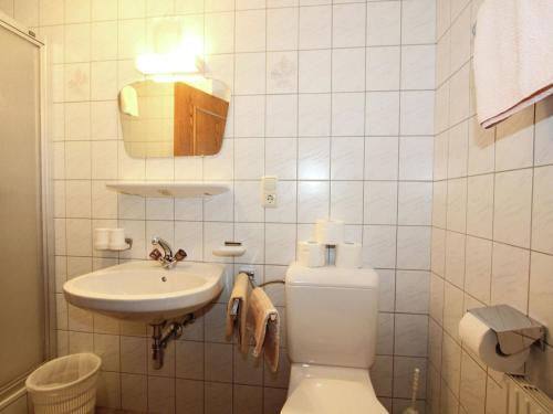 ห้องน้ำ, Quaint Apartment in Finkenberg near Ski Lift in ฟิงเคนแบร์ค