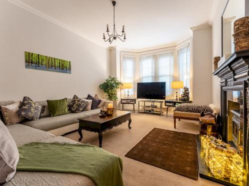 Pass the Keys Homely 4 bedroom Victorian house gîte à louer Nightingale House & Court