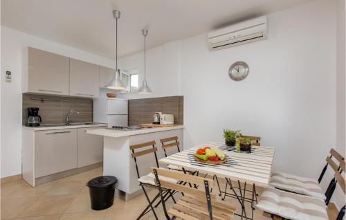 кухня, Gorgeous Apartment In Malinska in Омішаль