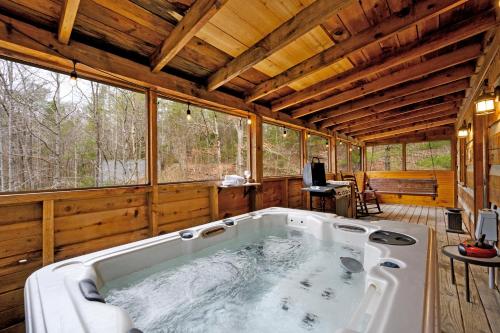 The Robins Nest with hot tub in Pigeon Forge, USA