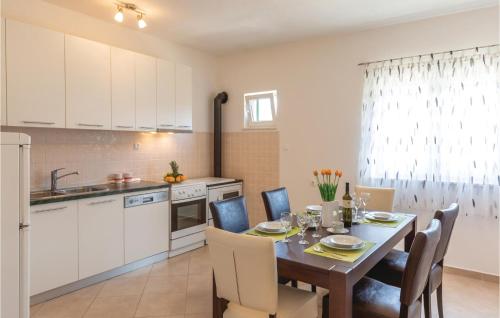 Cozy Home In Kresevo With Kitchen