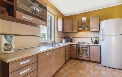 virtuve, 3 Bedroom Nice Home In Putini in Rovinjsko Selo