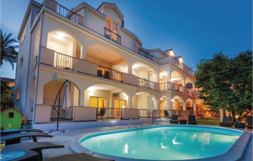  Beautiful Apartment In Kastel Stafilic With 3 Bedrooms, Jacuzzi And Heated Swimming Pool, Unterkunft in Kaštela