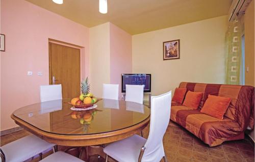  Beautiful Apartment In Kastel Stafilic With 3 Bedrooms, Jacuzzi And Heated Swimming Pool in Kaštela