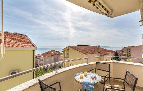 Cozy Apartment In Makarska With Kitchen