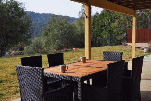 Instalações, Yosemite Riverside Retreat with small beach access and air conditioning in Ahwahnee (CA)