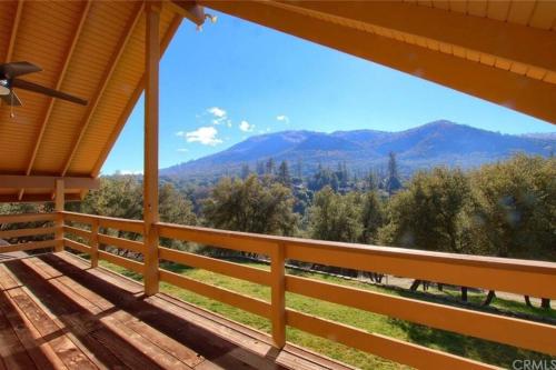 Balcony/terrace, Yosemite Riverside retreat- an A-frame mountain home with a private beach and river access in Ahwahnee (CA)