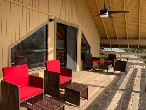 Varanda/terraço, Yosemite Riverside Retreat with small beach access and air conditioning in Ahwahnee (CA)