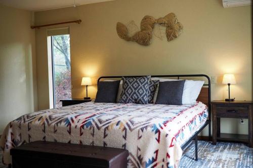 Yosemite Riverside Retreat with small beach access and air conditioning in Ahwahnee (CA)
