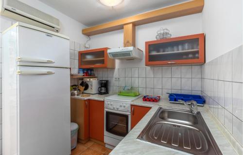 Stunning Apartment In Punat With Kitchen