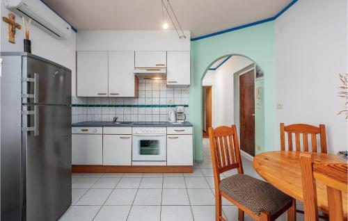 Konyha, 1 Bedroom Cozy Apartment In Duba in Duba