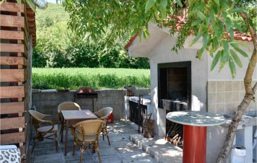 Dārzs, Three-Bedroom Holiday Home In Dicmo in Osoje