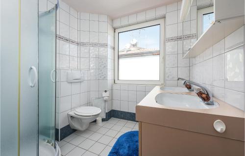 Fürdőszoba, 1 Bedroom Cozy Apartment In Duba in Duba