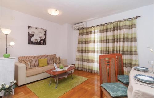 Two-Bedroom Apartment In Split, Spalato (Split) (foto 8)