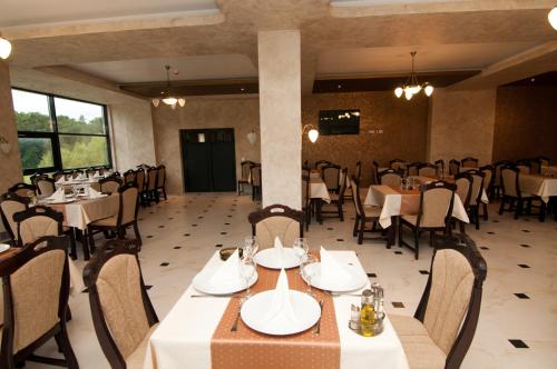 Hotel Hyperion - image 11