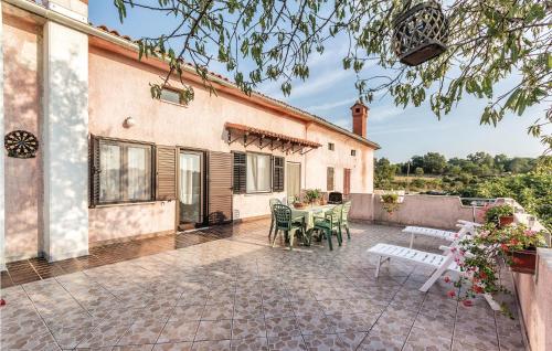  Amazing apartment in Krnica with 2 Bedrooms and WiFi, Unterkunft in Krnica